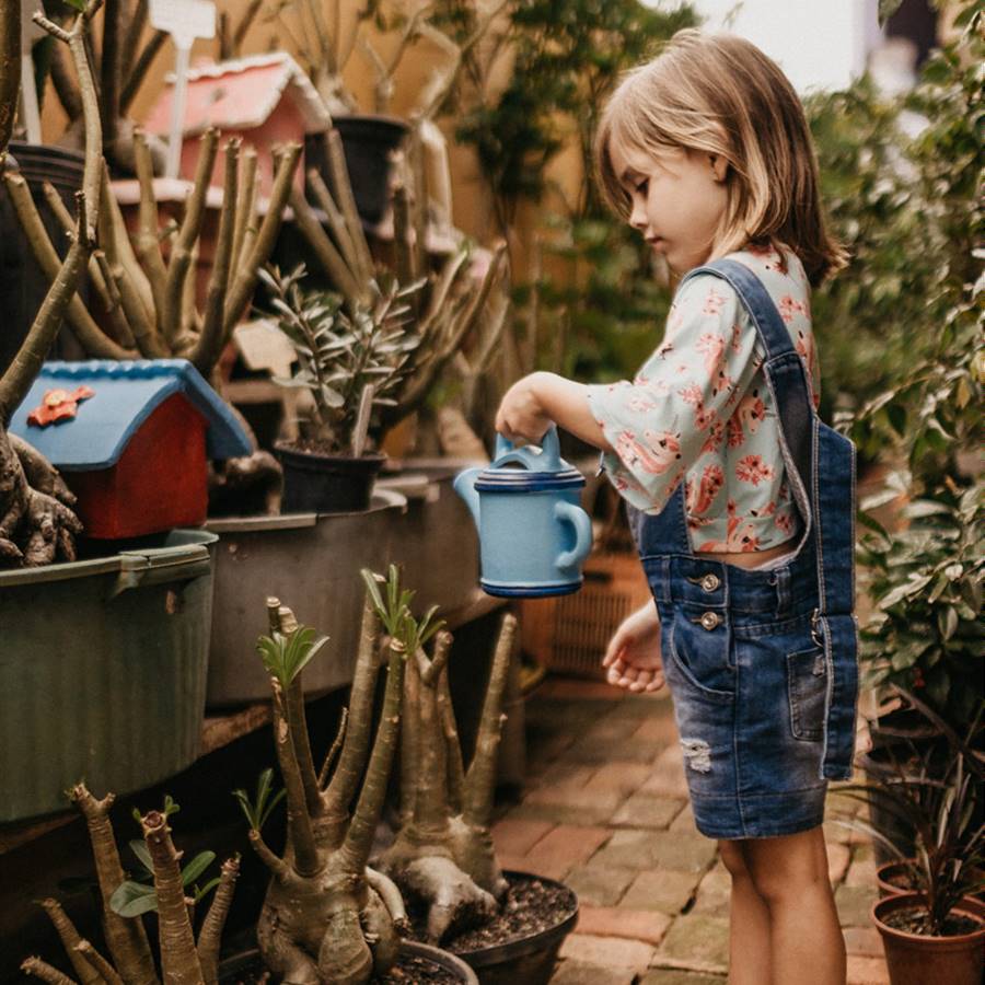Niña cuidando plantas