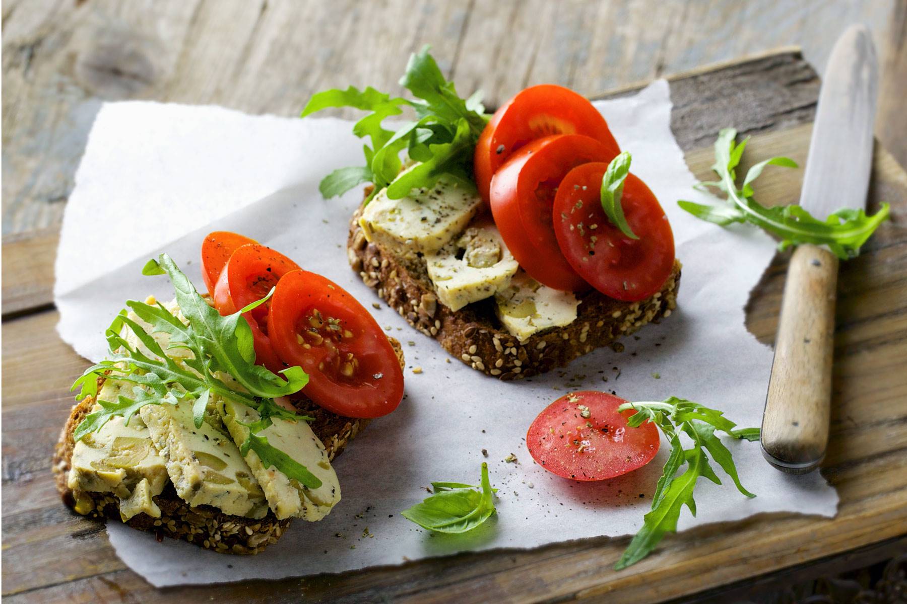 desayuno-proteico-pan-tomate-tofu