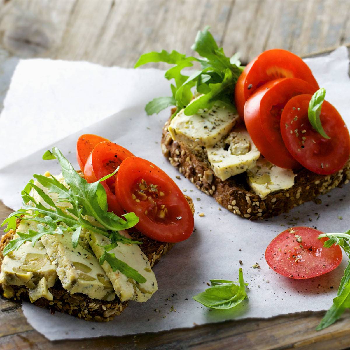 desayuno-proteico-pan-tomate-tofu