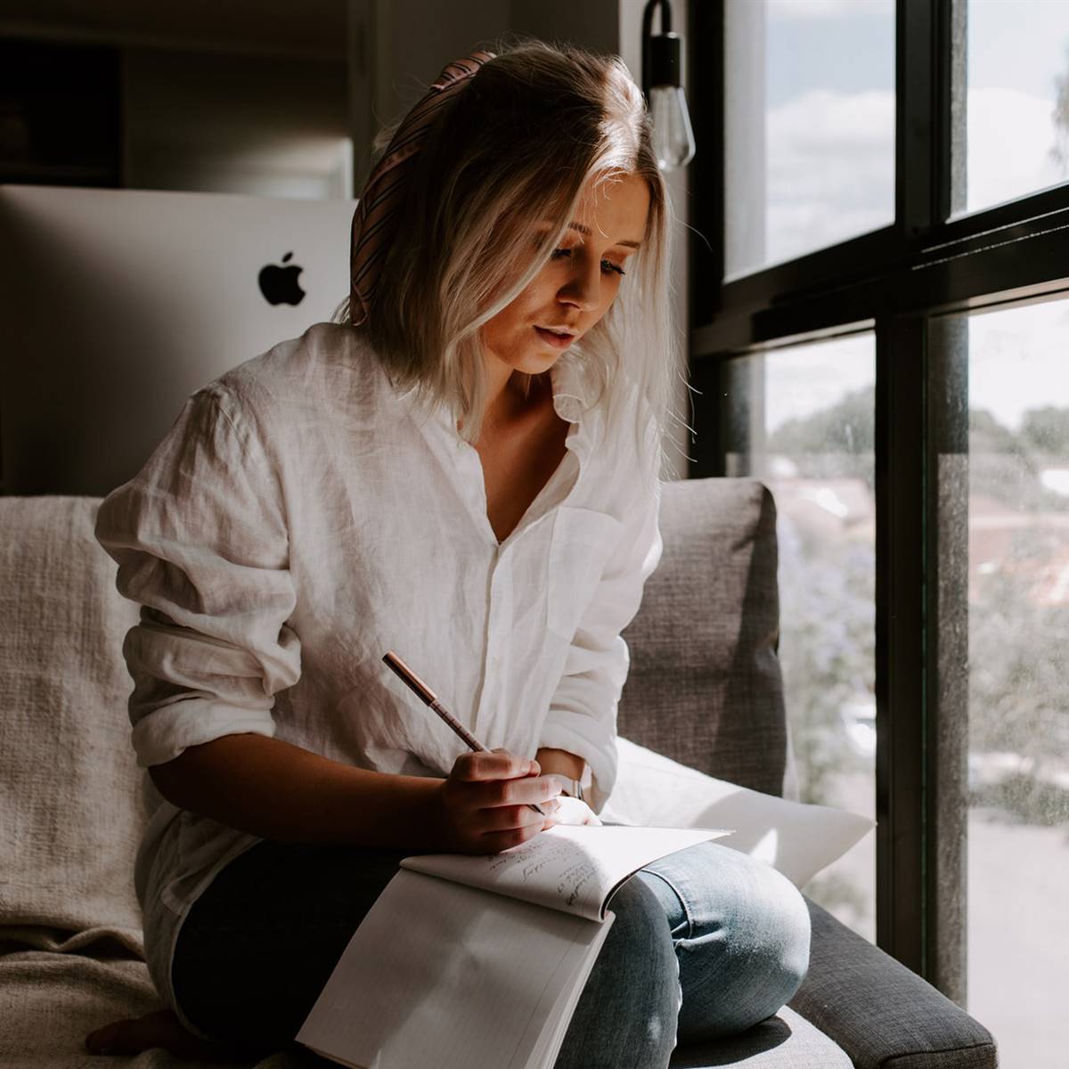Mujer escribiendo