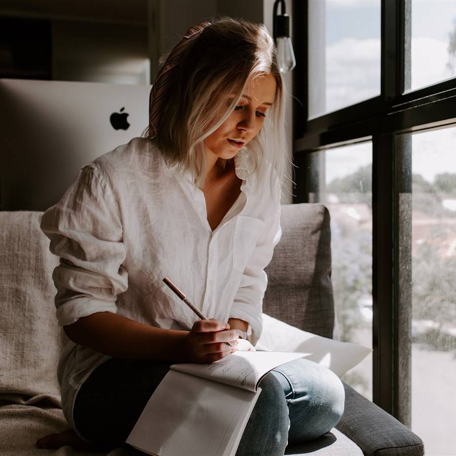 Mujer escribiendo