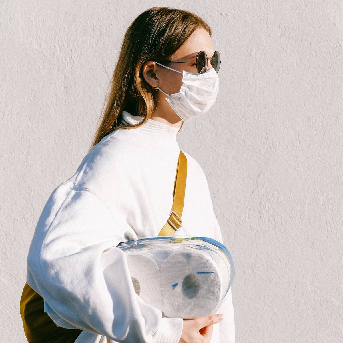 mujer en la calle con mascarilla
