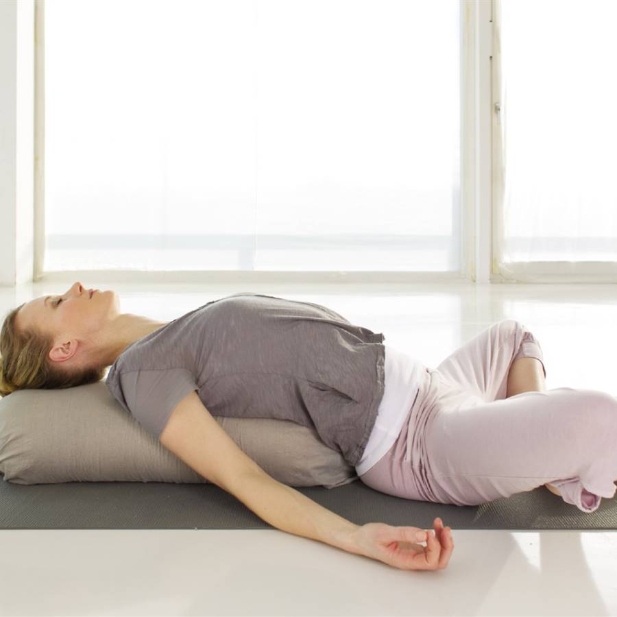 4 ejercicios de yoga para relajar y abrir tus caderas 