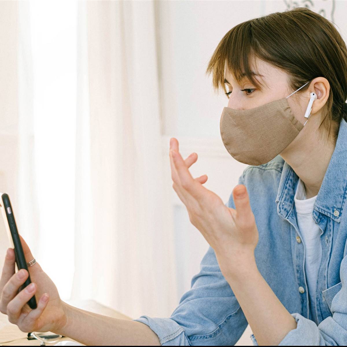 Mujer con mascarilla de tela