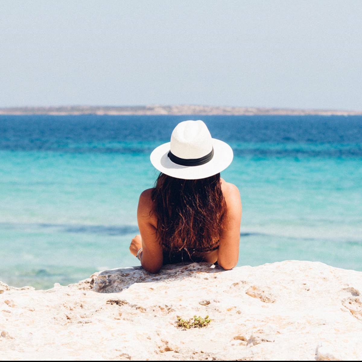 Mujer en la playa sola