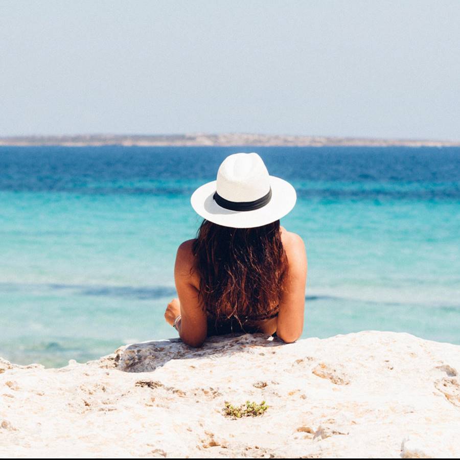 Mujer en la playa sola