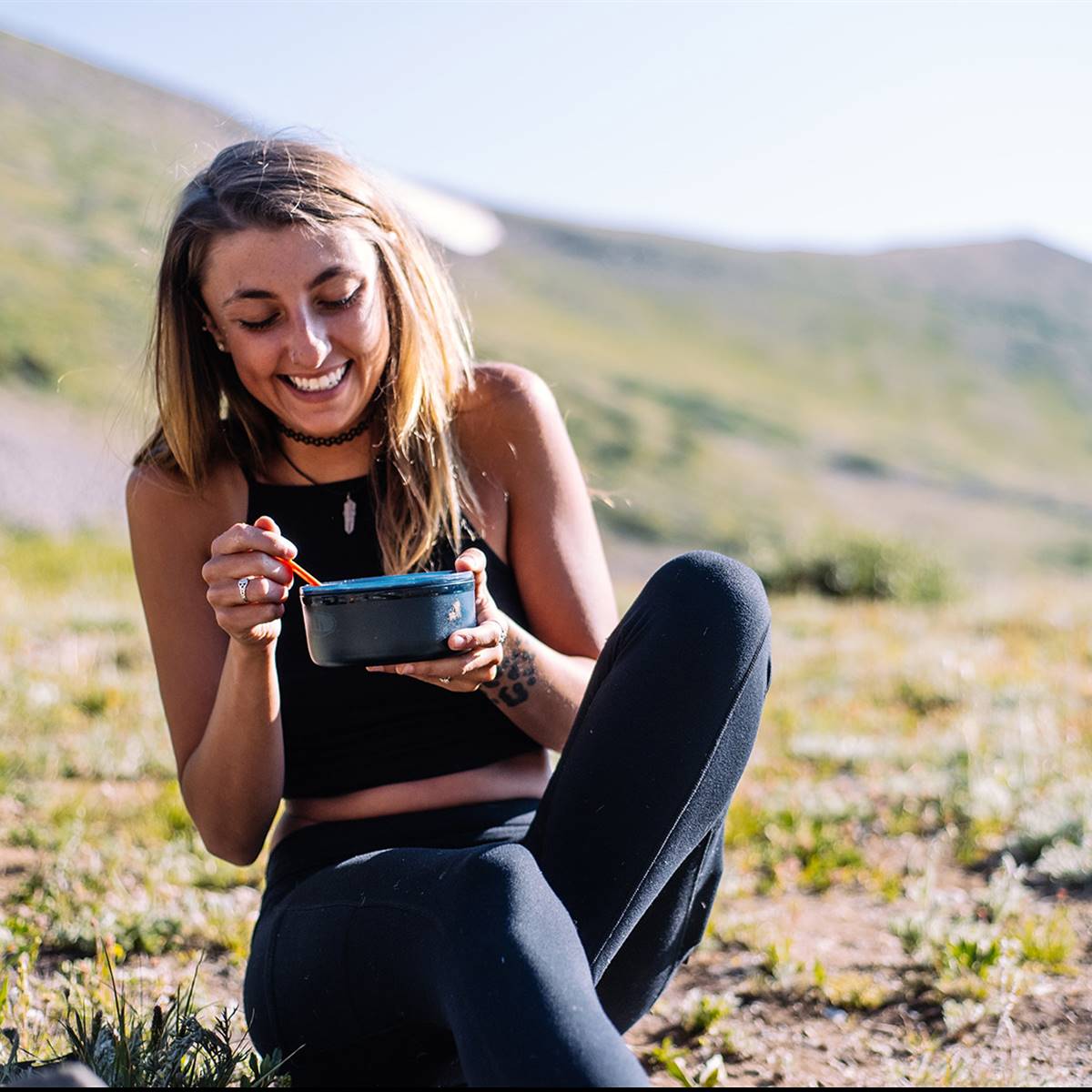 mujer comiendo en el campo