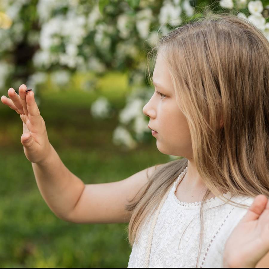 Niña con insecto