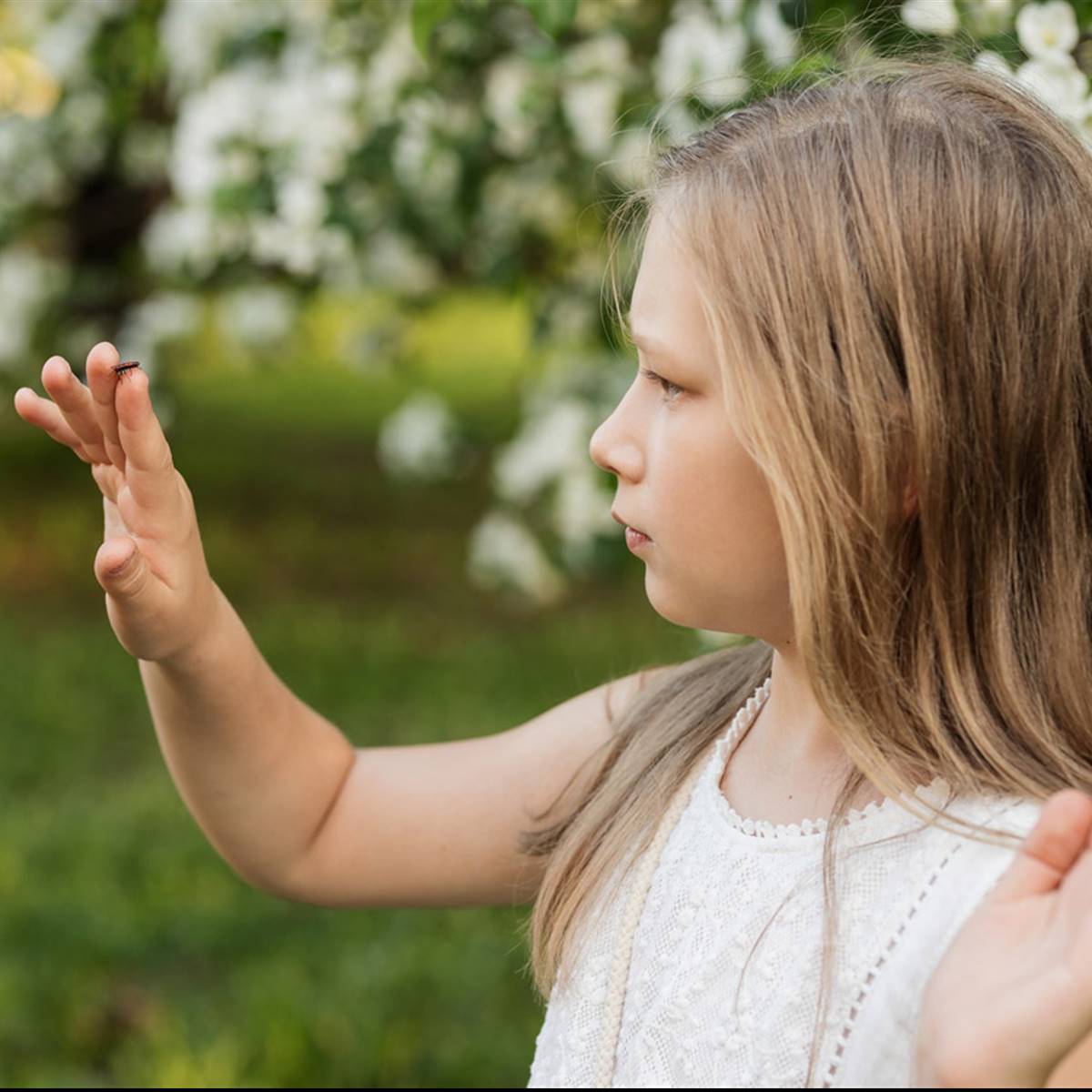 Niña con insecto