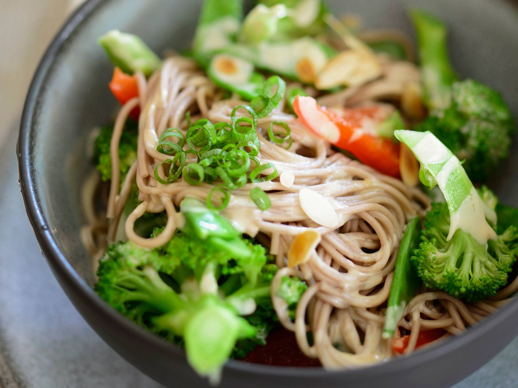receta-cenas-rapidas-fideos-sarraceno-verduras-avellanas