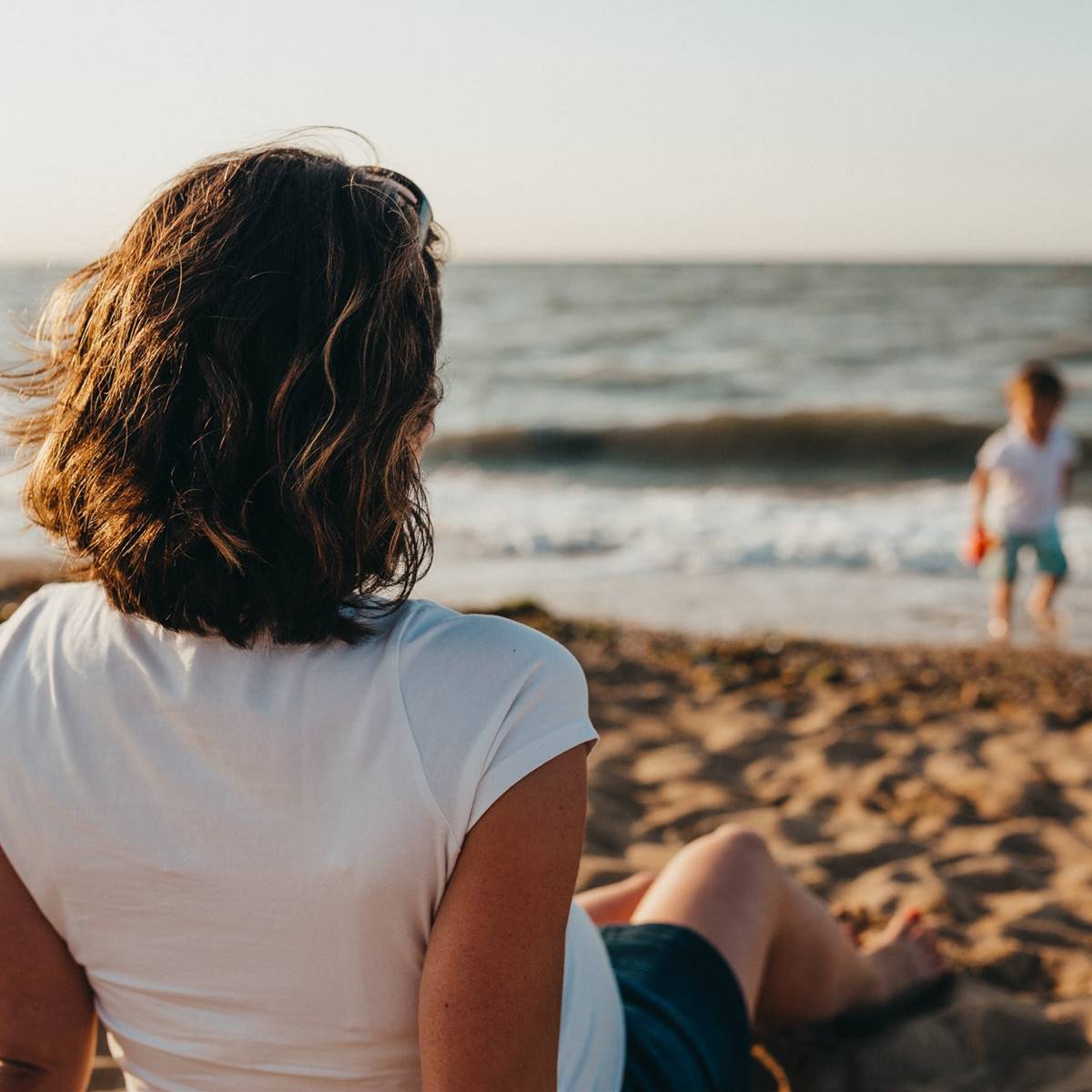Mujer con niño en la playa