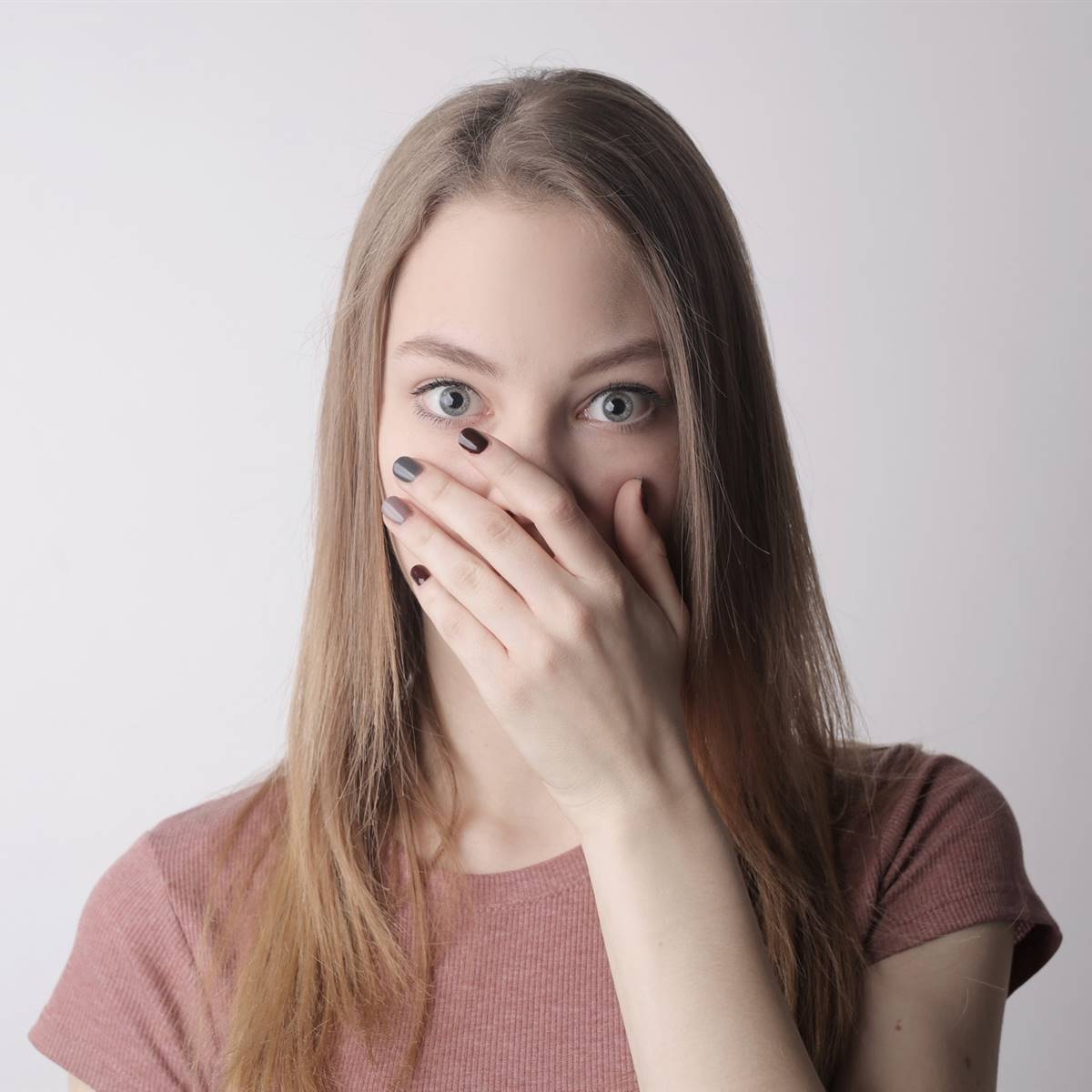 Si se te cae la baba mientras duermes, podrías sufrir boqueras: esto es lo que debes saber sobre ellas