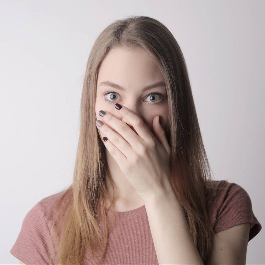 Mujer cubriéndose la boca