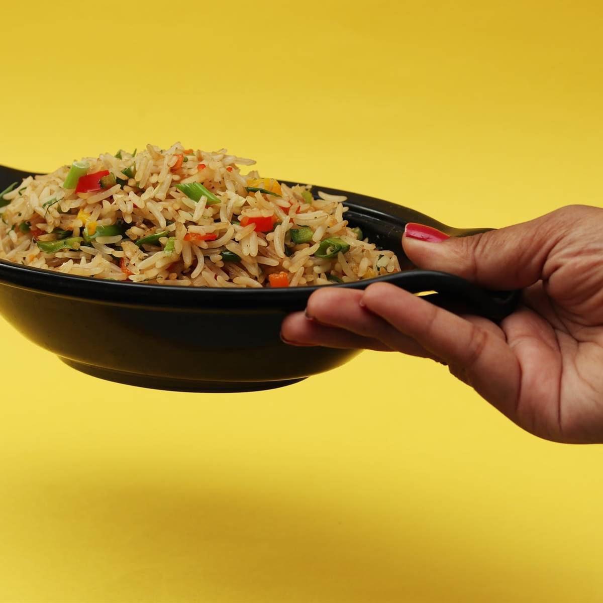 Mujer con cuenco de arroz