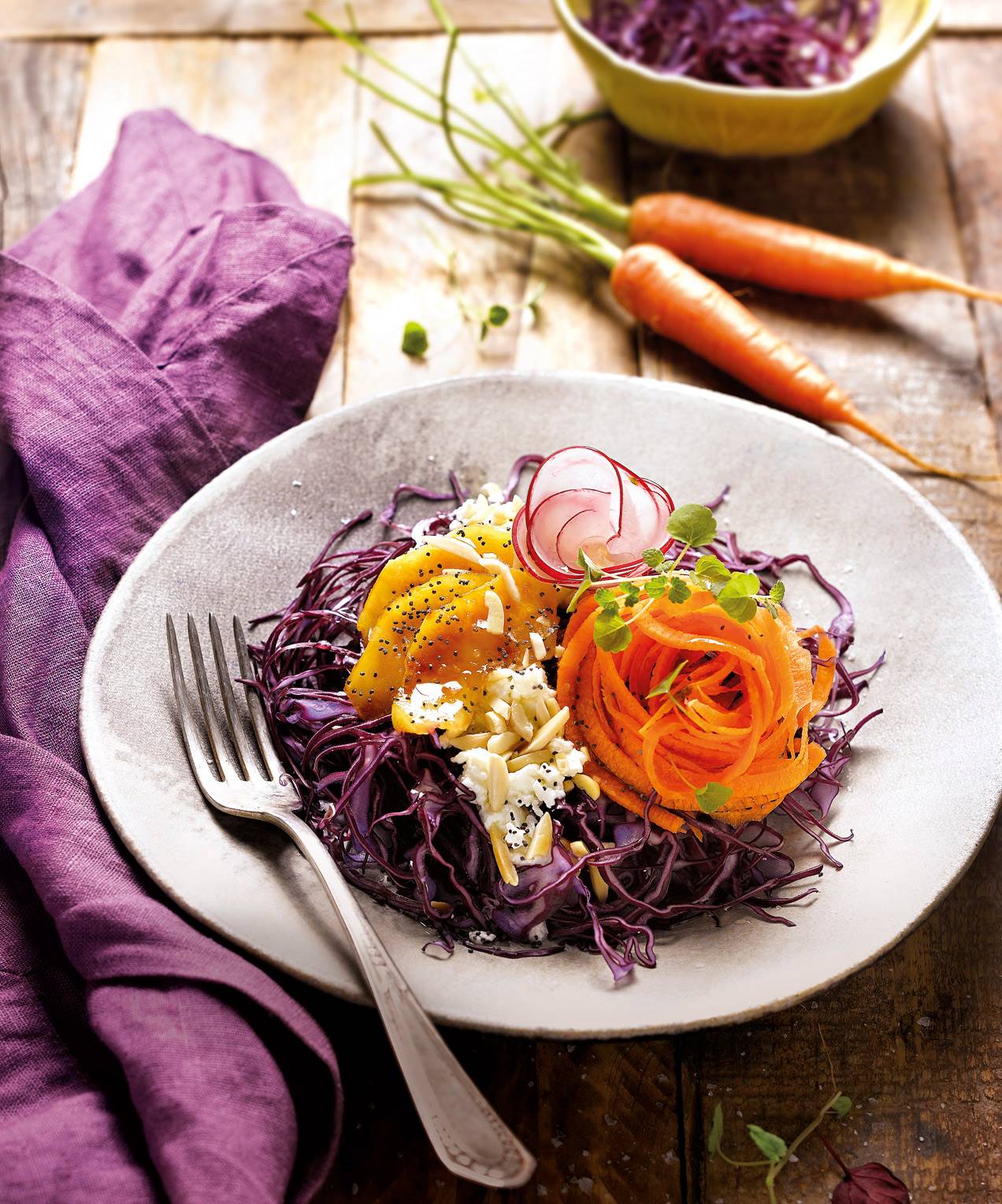 Ensalada de lombarda con crema de almendras