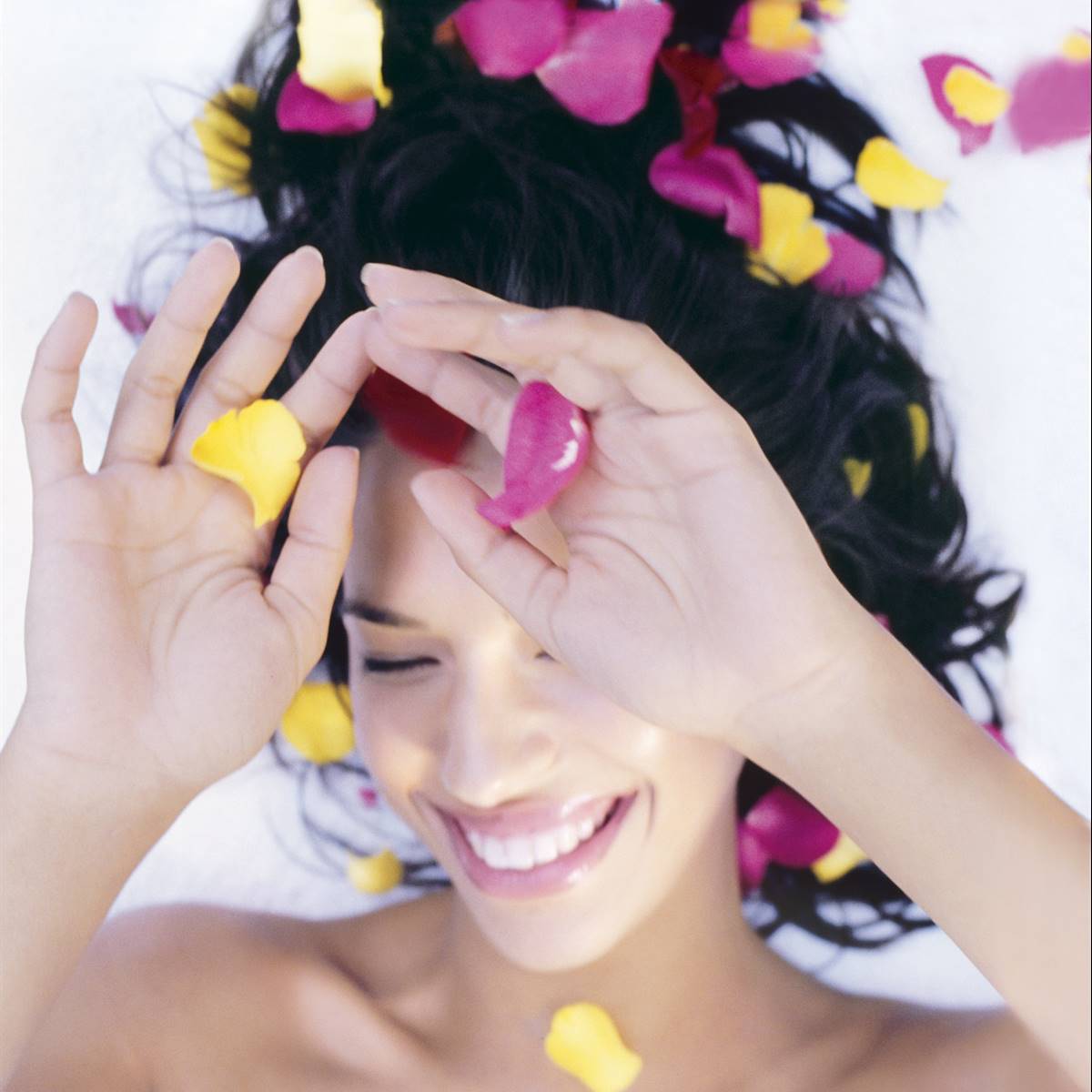 chica petalos