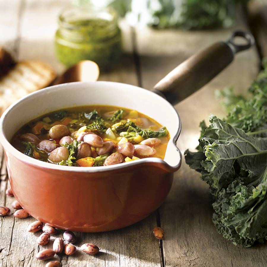 Sopa de alubias con kale y pesto