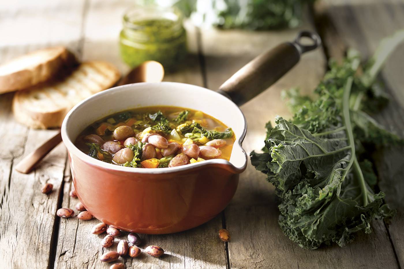 Sopa de alubias con kale y pesto