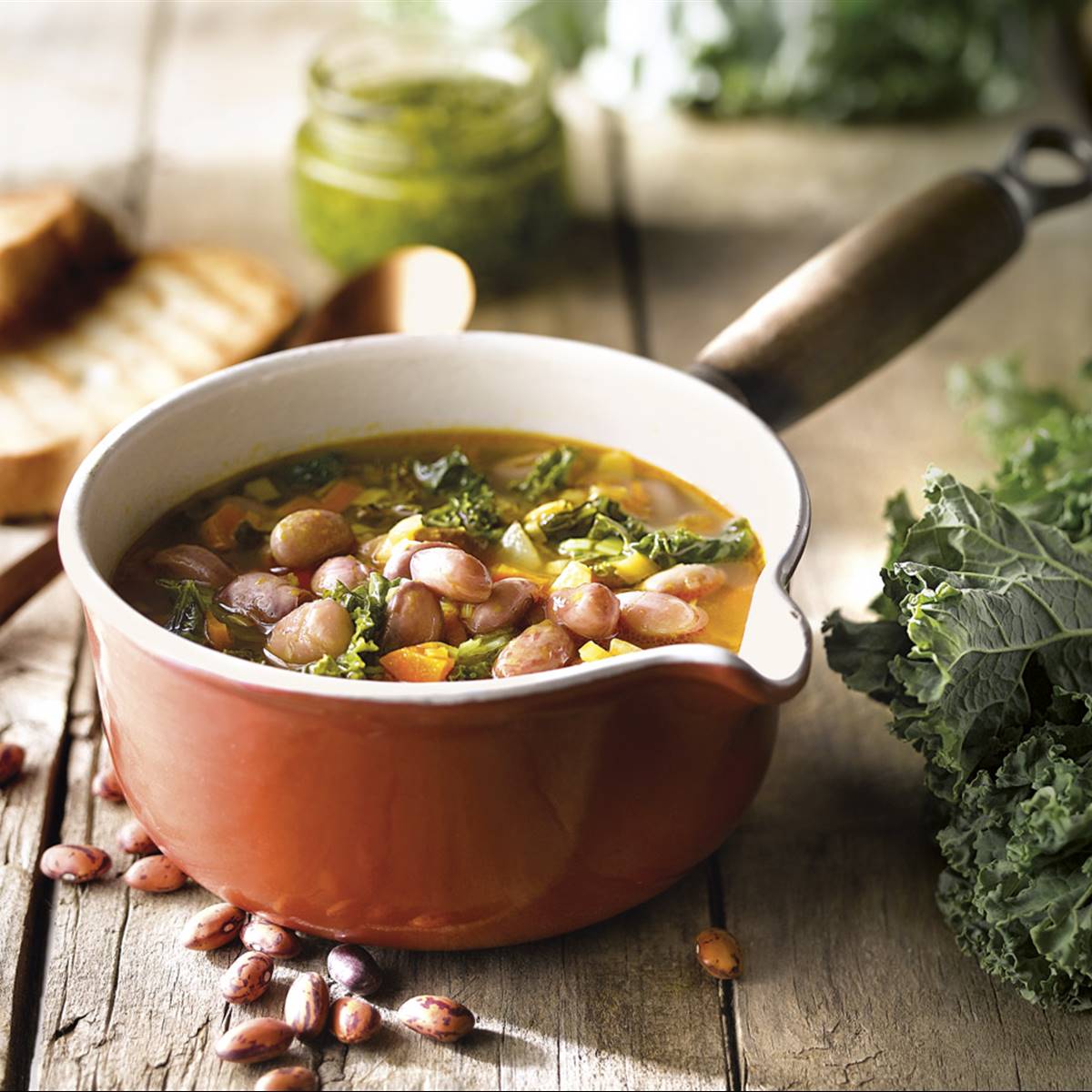 Sopa de alubias con kale y pesto