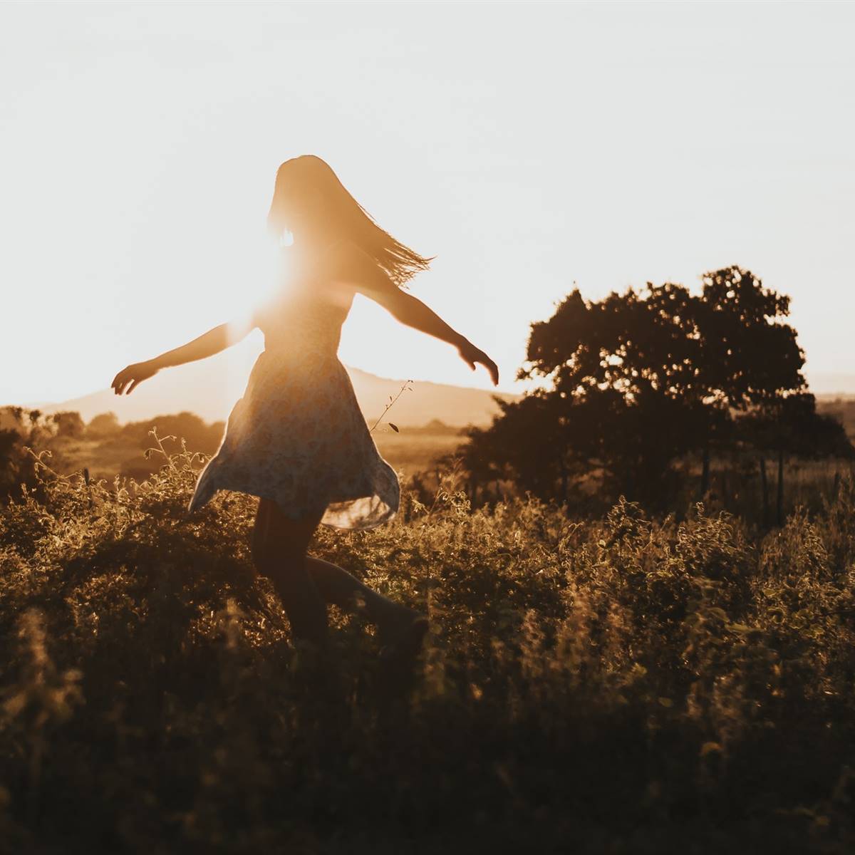 Mujer bailando al atardecer