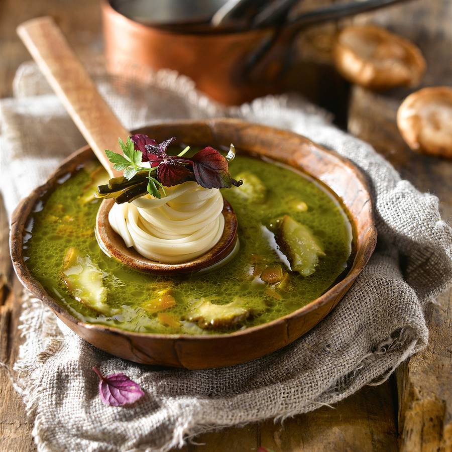 Sopa de fideos udon con shiitakes y alga wakame