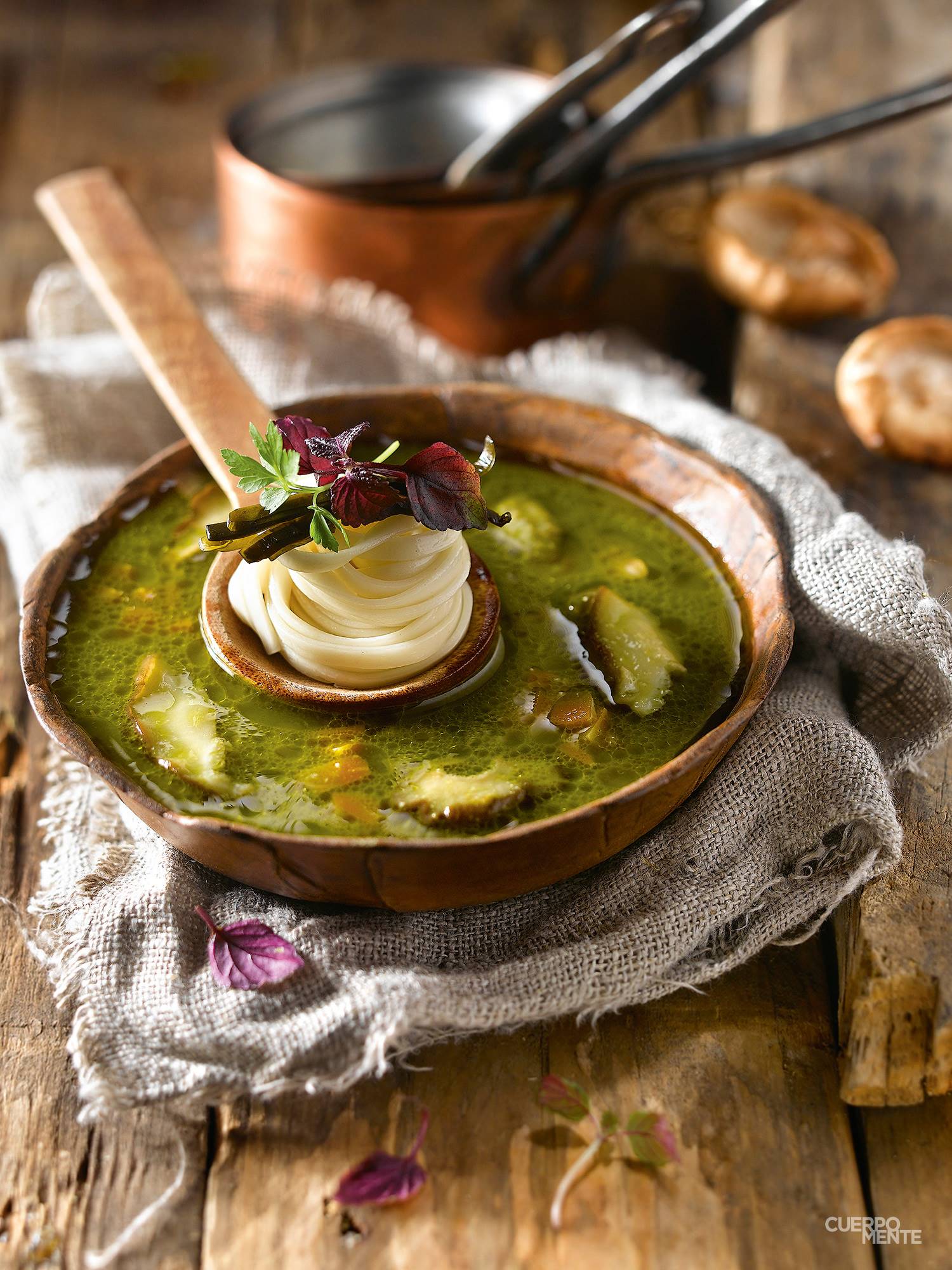 Sopa de fideos udon con shiitakes y alga wakame