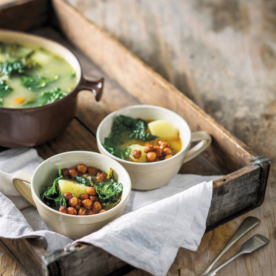 Caldo de verduras: cómo preparar una receta espectacular y dar salida a las verduras de la nevera y sus restos (y las 5 mejores ideas de caldos vegetales de reaprovechamiento)