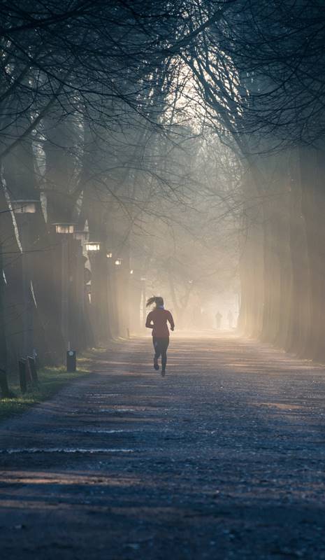 Mujer corriendo al amanecer
