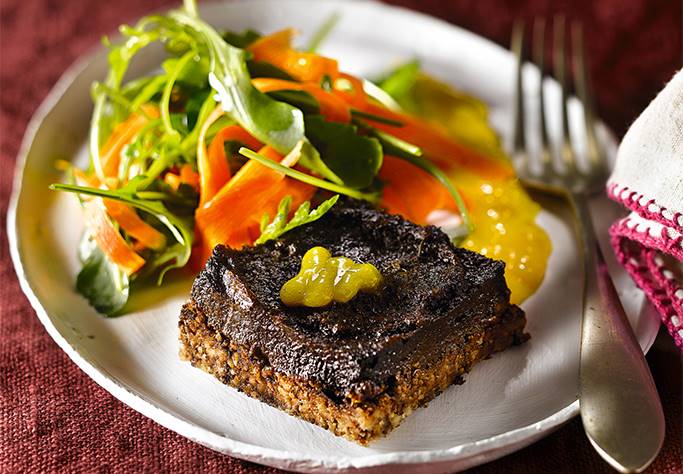 Tarta de champiñones y nuez con salsa de mango