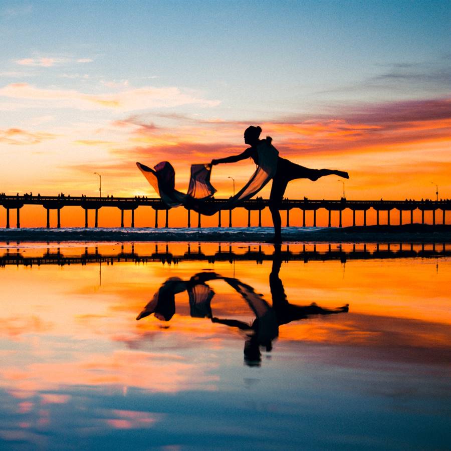 Mujer bailando al atardecer