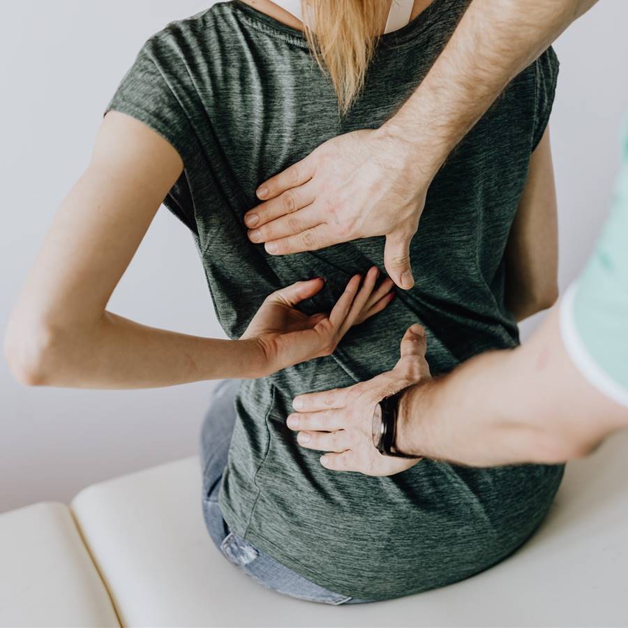 Mujer dolor de espalda