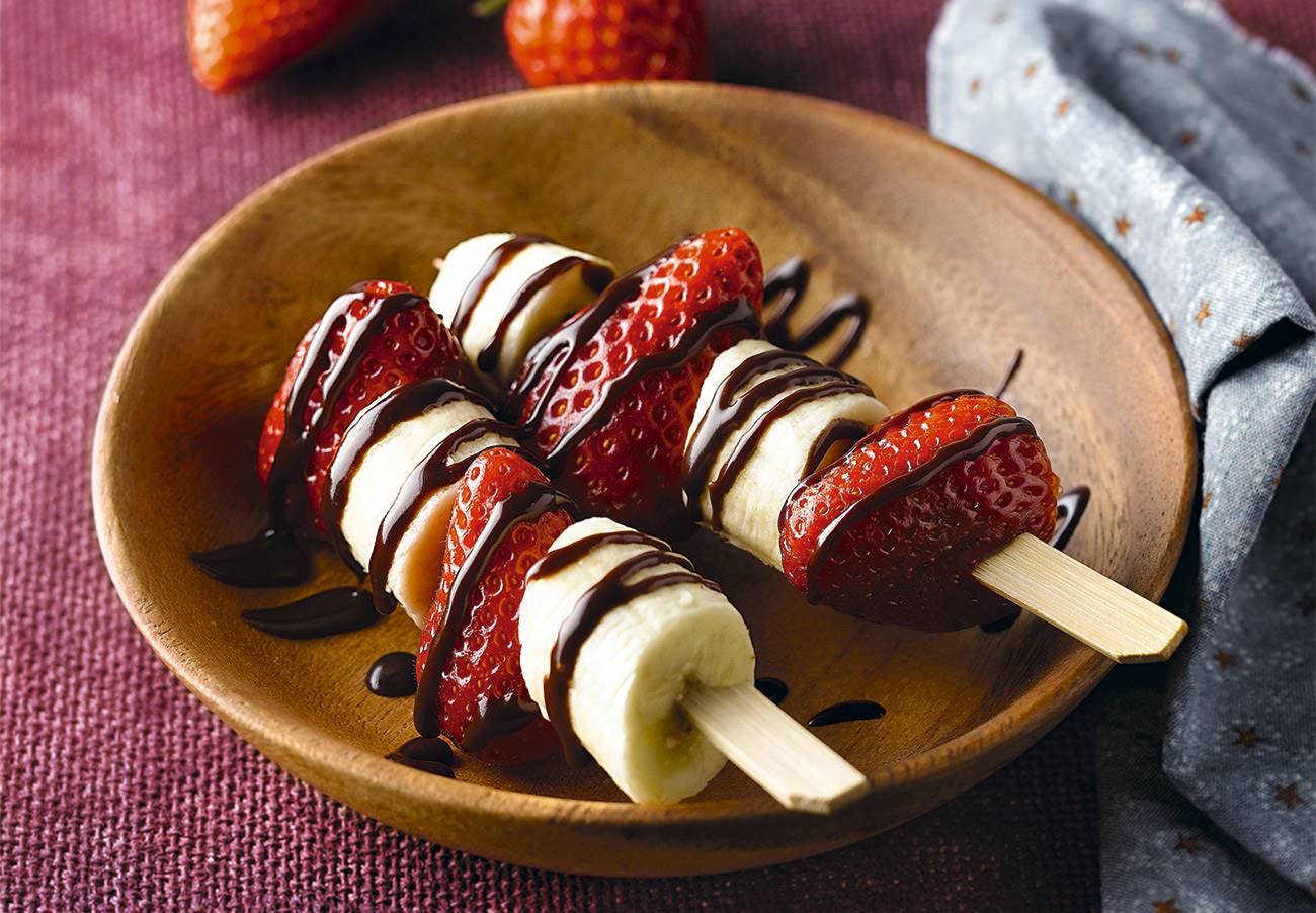 Brochetas de fruta con salsa de chocolate