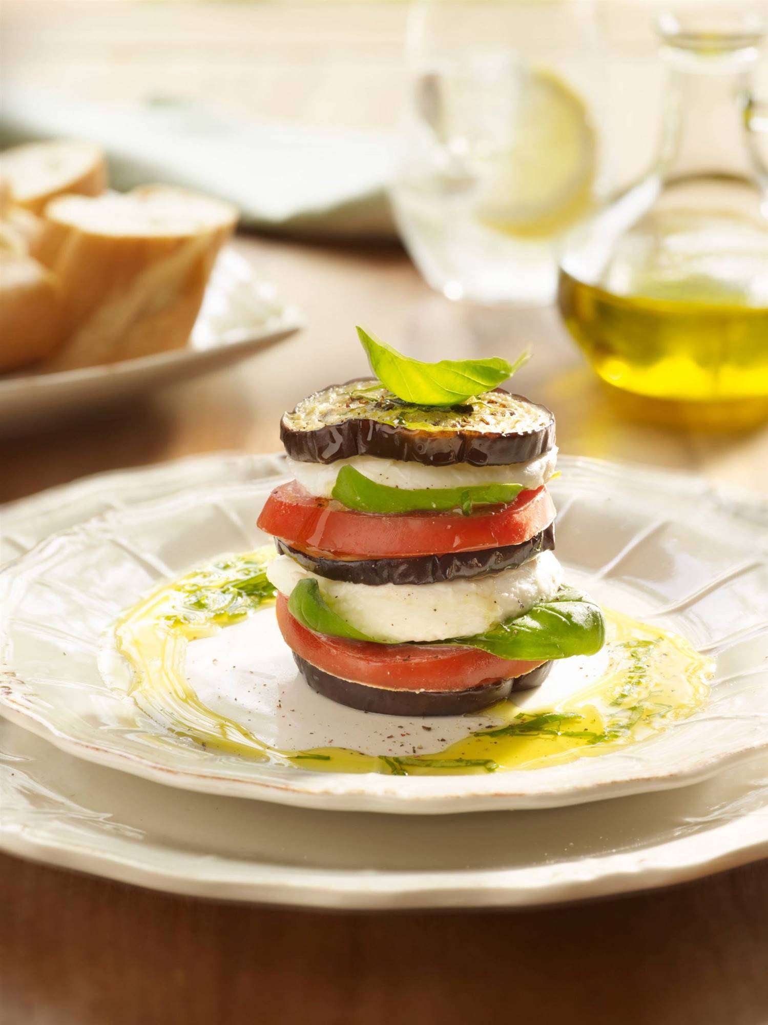 Montadito de berenjena, tomate y mozzarella vegana