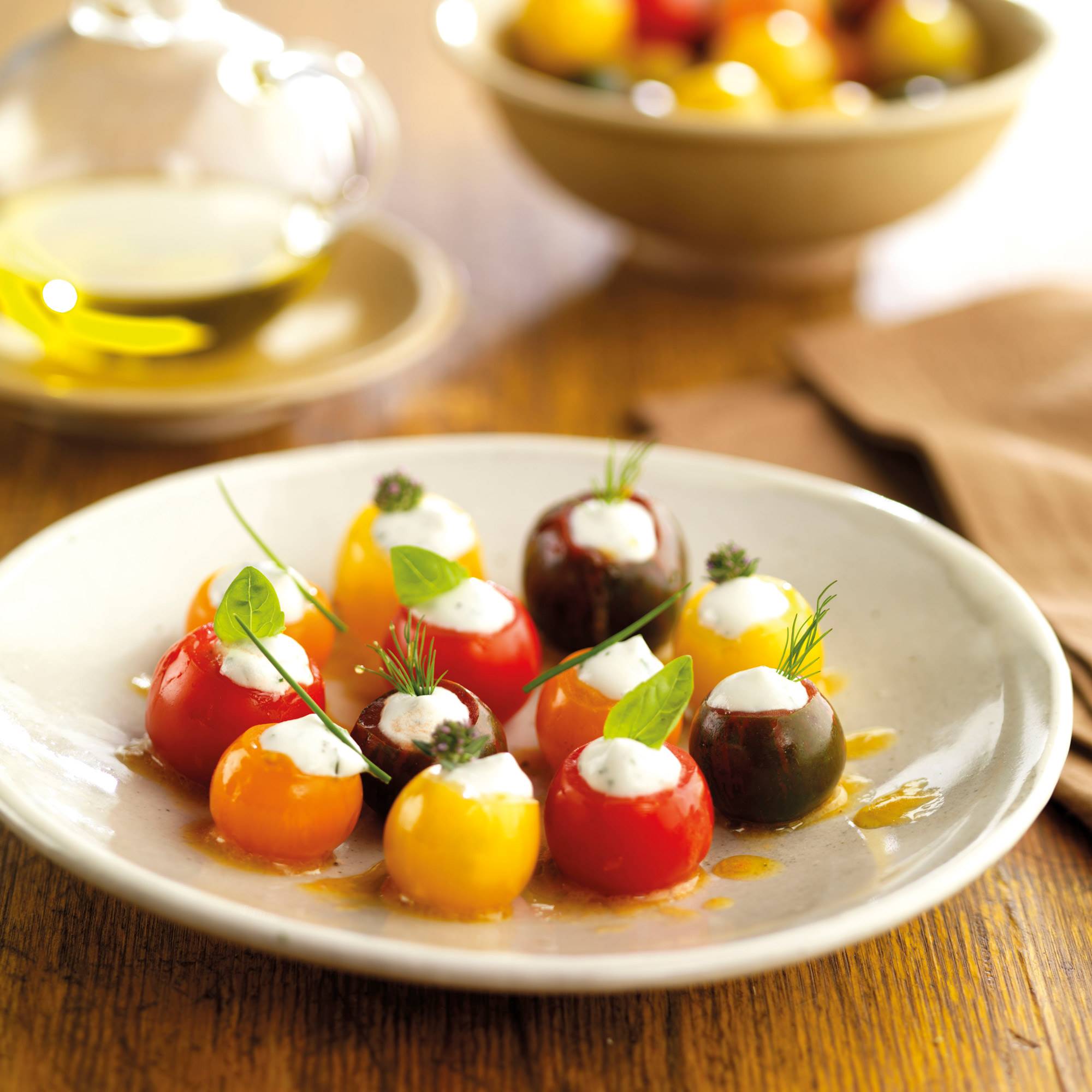 Tomates cherry rellenos de queso vegano