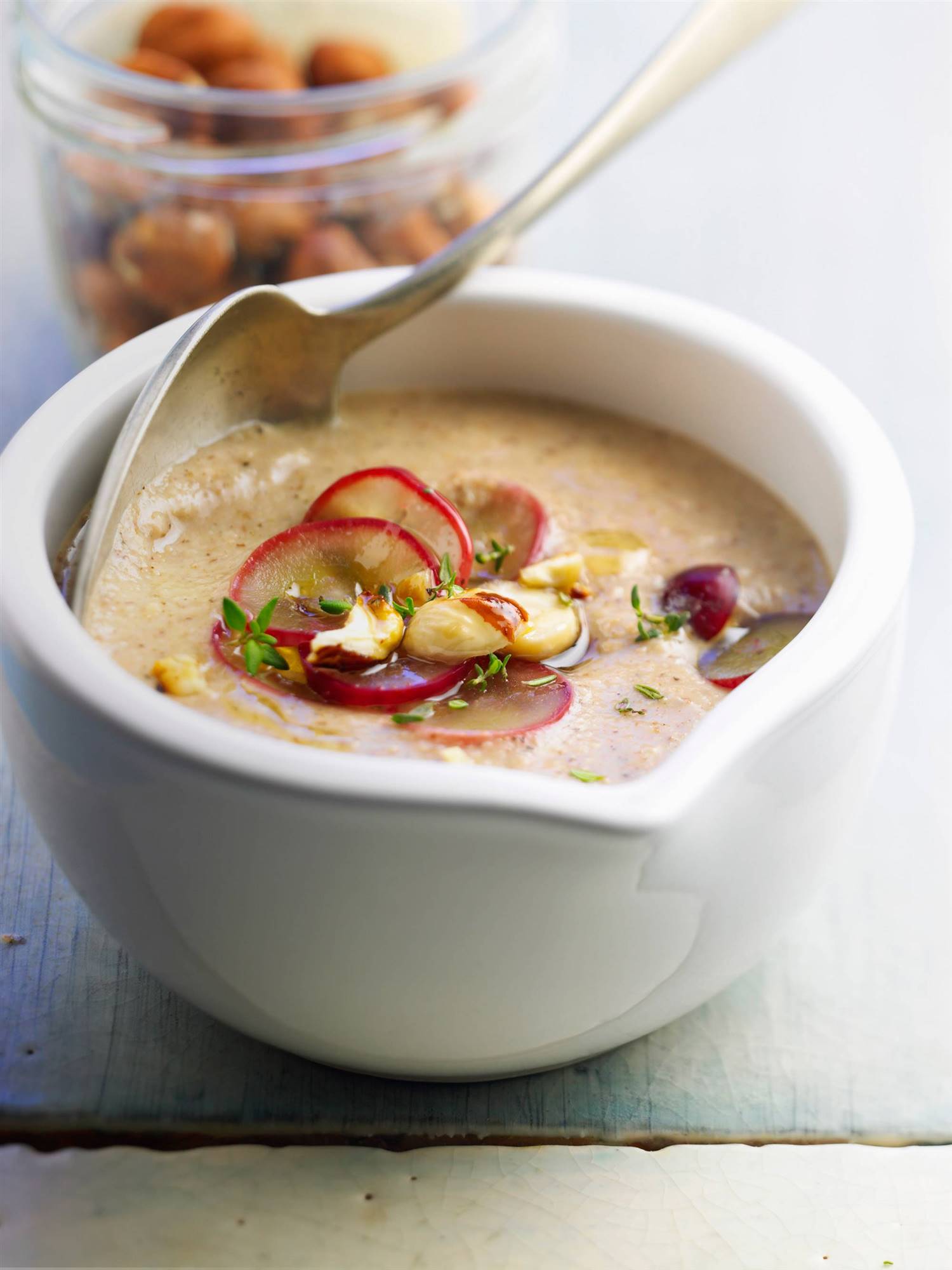Velouté de avellanas con pasas y tomillo