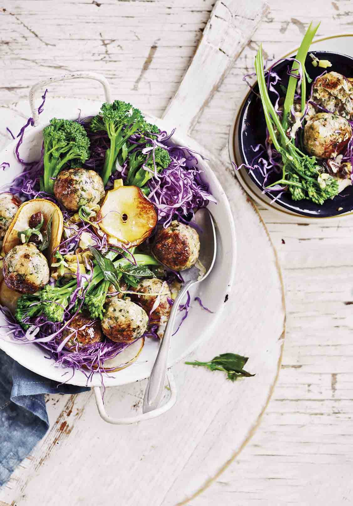 Albóndigas de champiñones con lombarda y pera