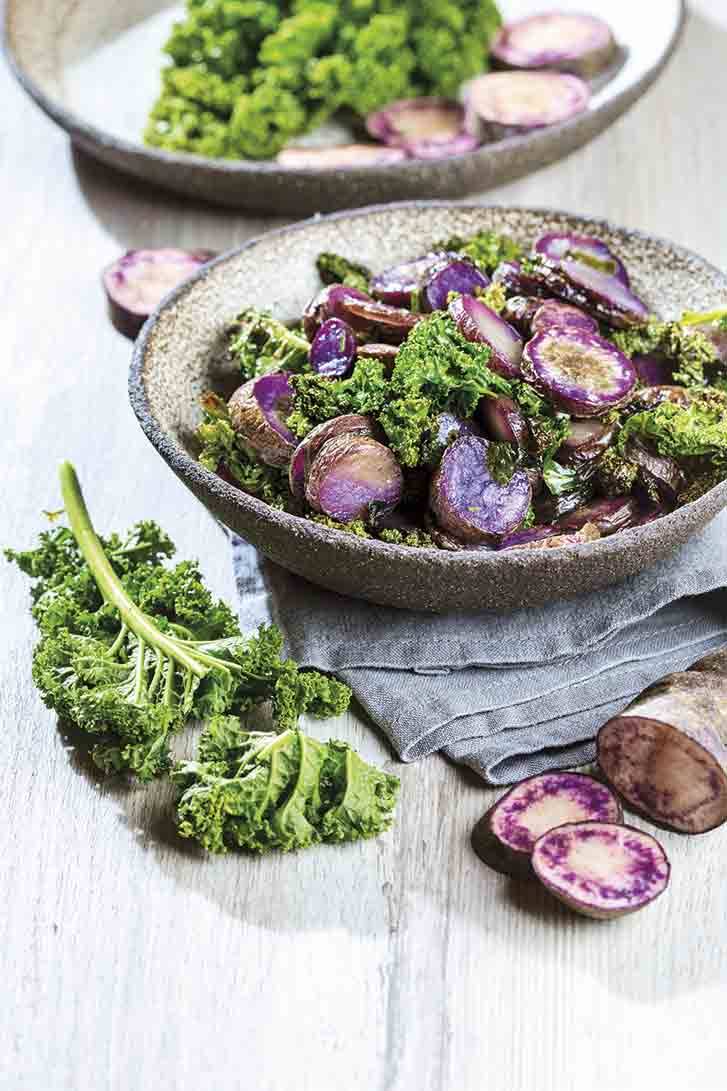 Patatas asadas moradas con kale