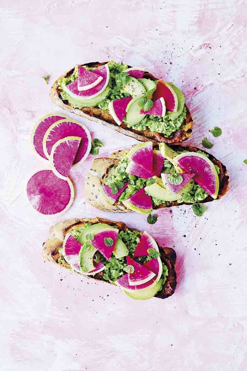 Tostadas con edamame y rábano sandía