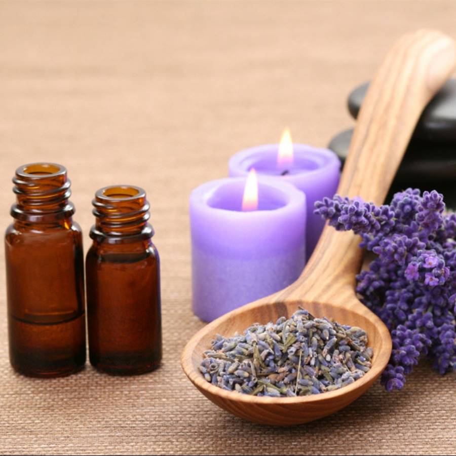 Productos para el cuidado de la salud con semillas de lavanda en un  recipiente Fotografía de stock - Alamy