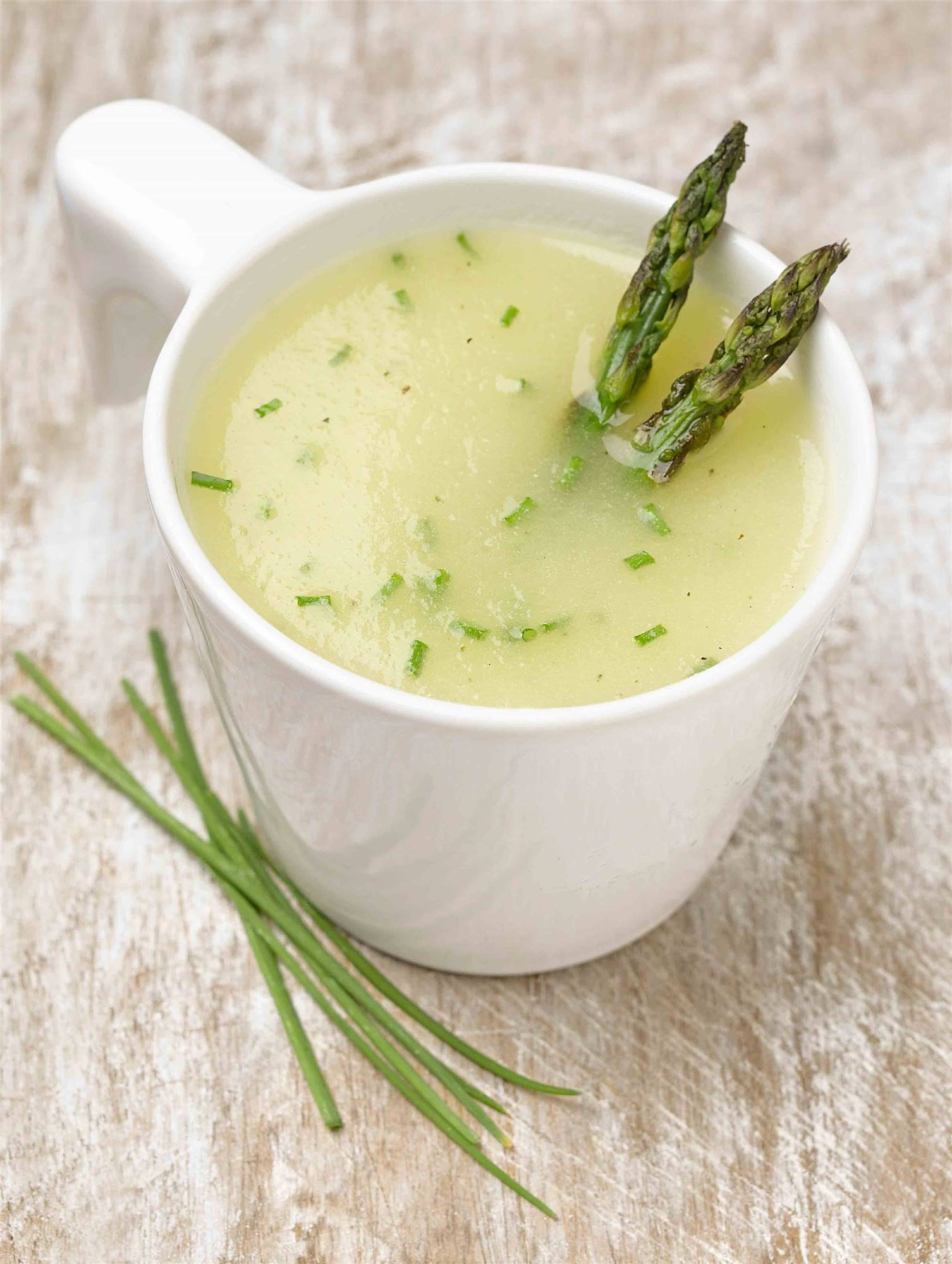 Receta de crema de calabacín y espárragos con almendras