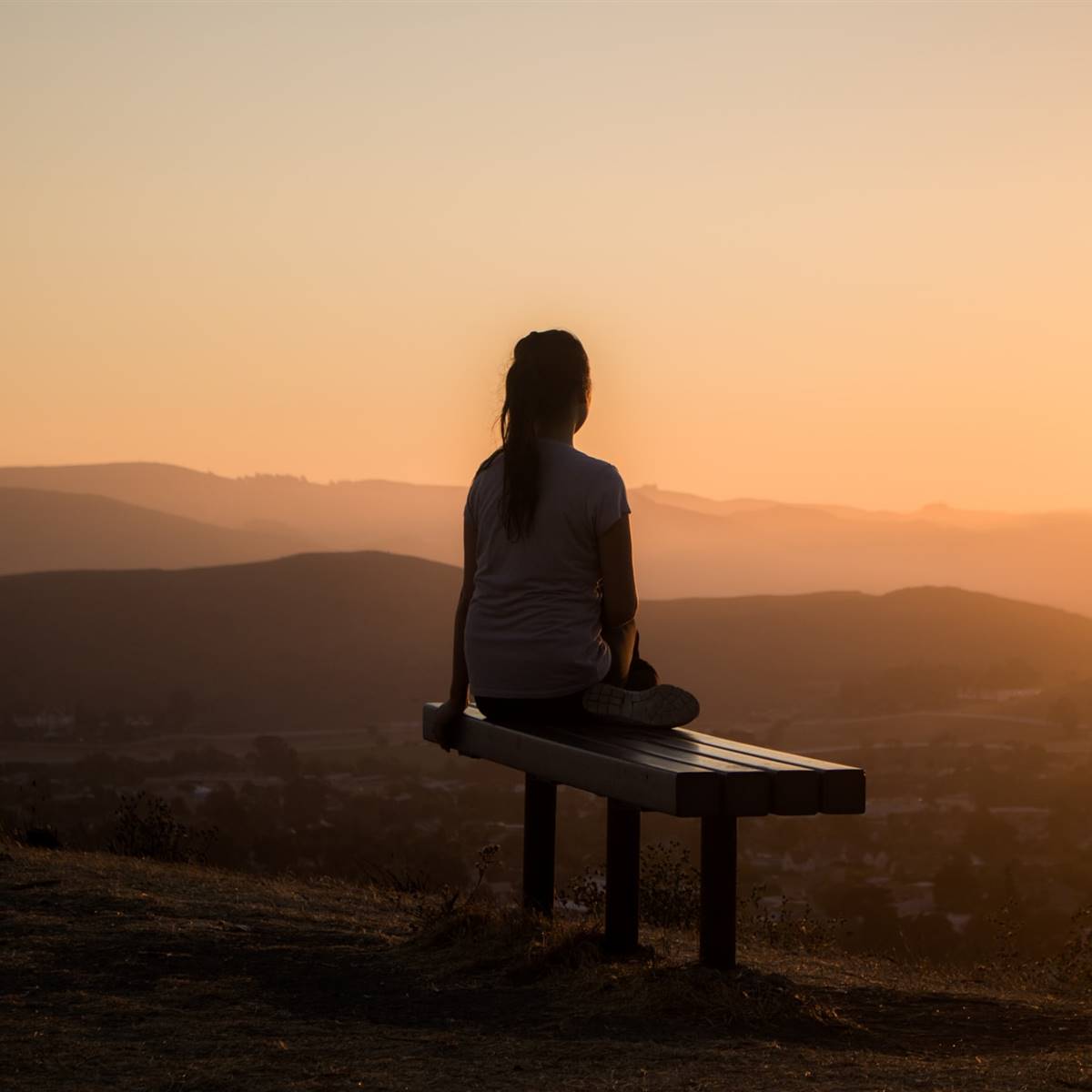 Mujer contemplando el amanecer