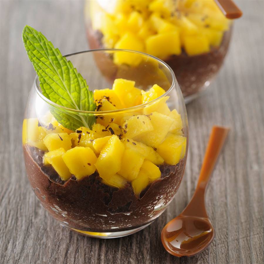 Postre de chocolate picante con mango