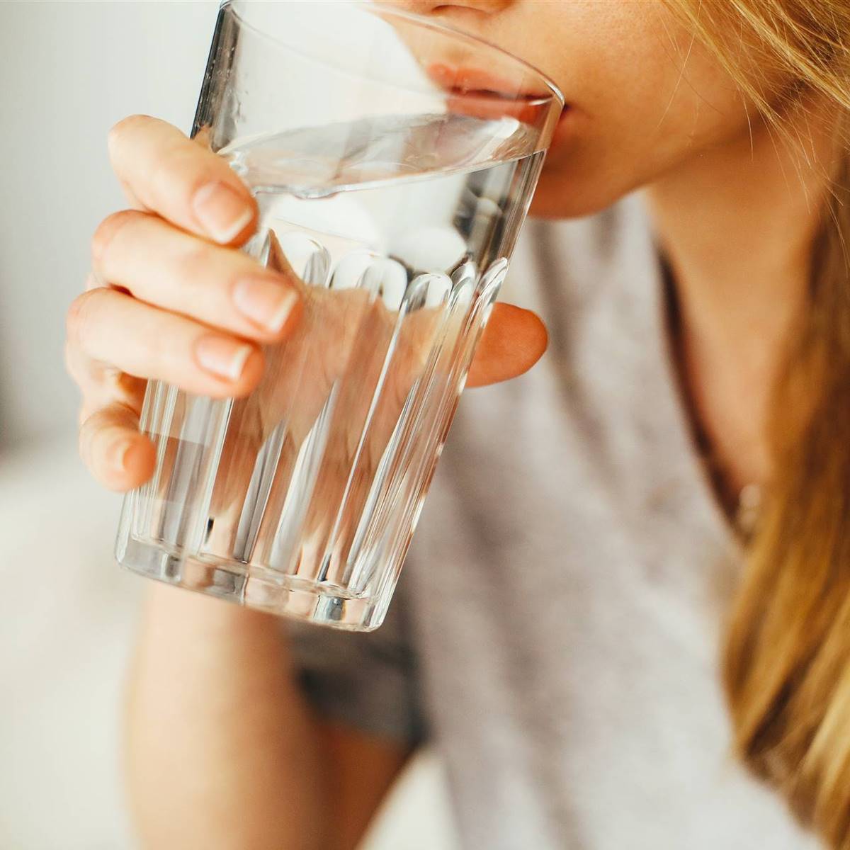 mujer vaso agua