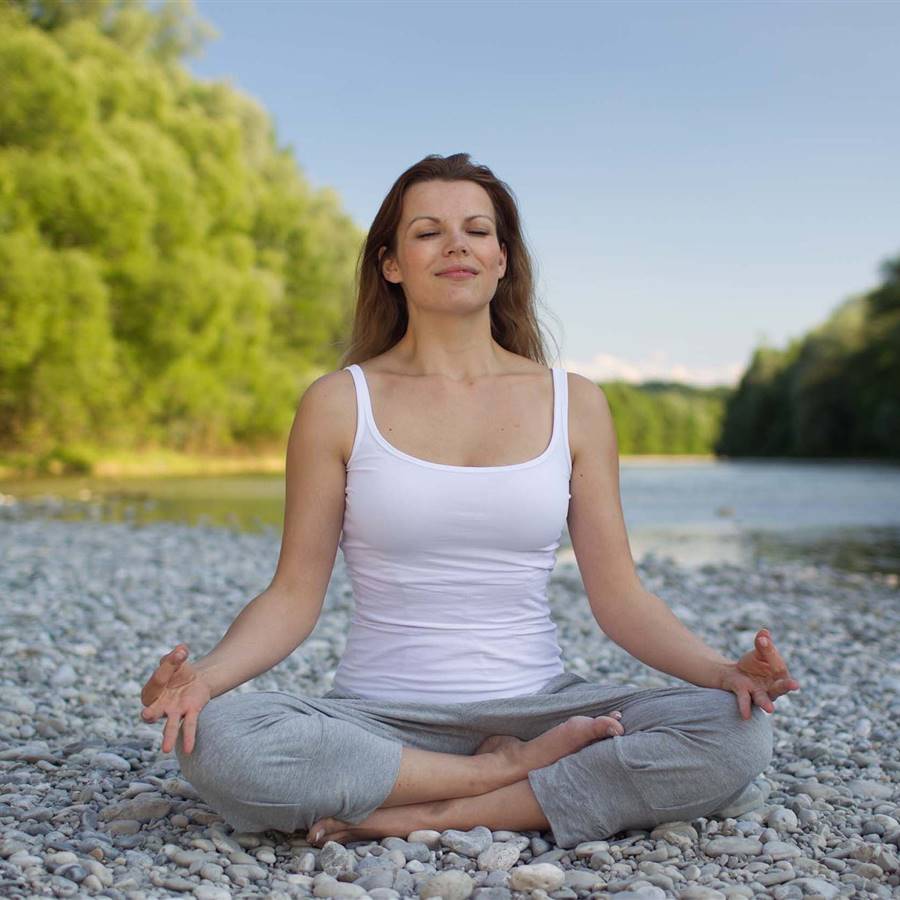 Mujer haciendo yoga/meditación