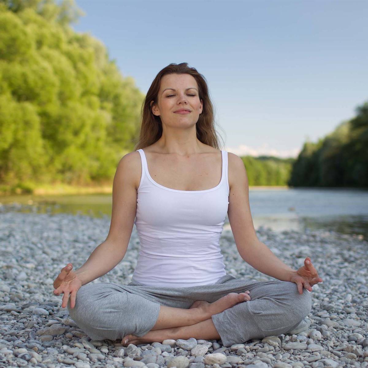 Mujer haciendo yoga/meditación