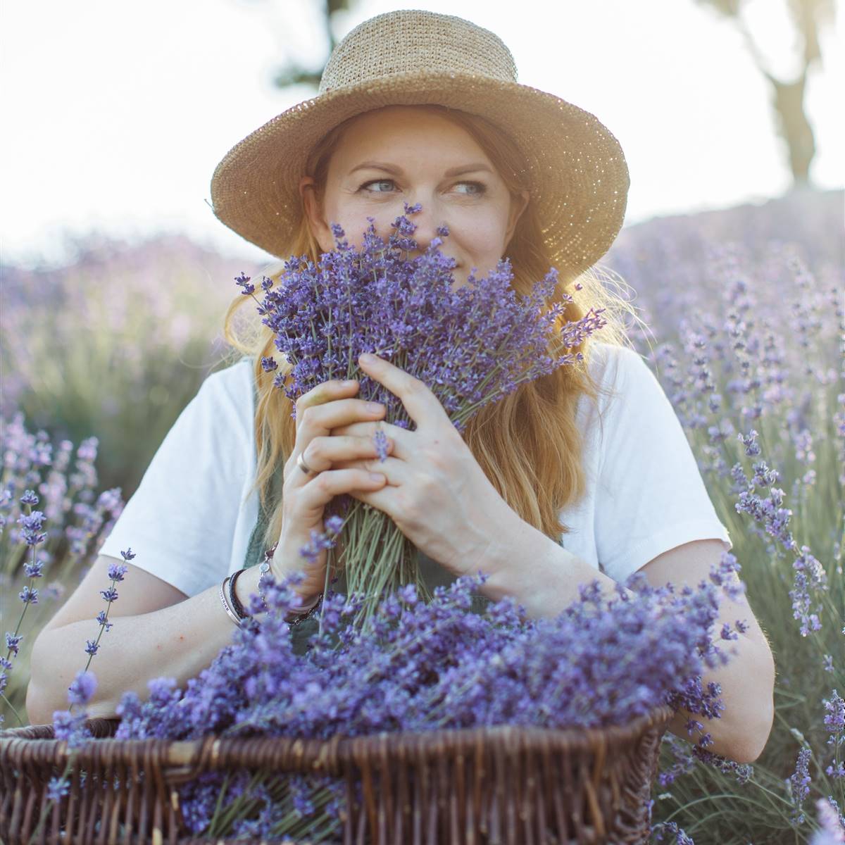 Mujer oliendo lavanda