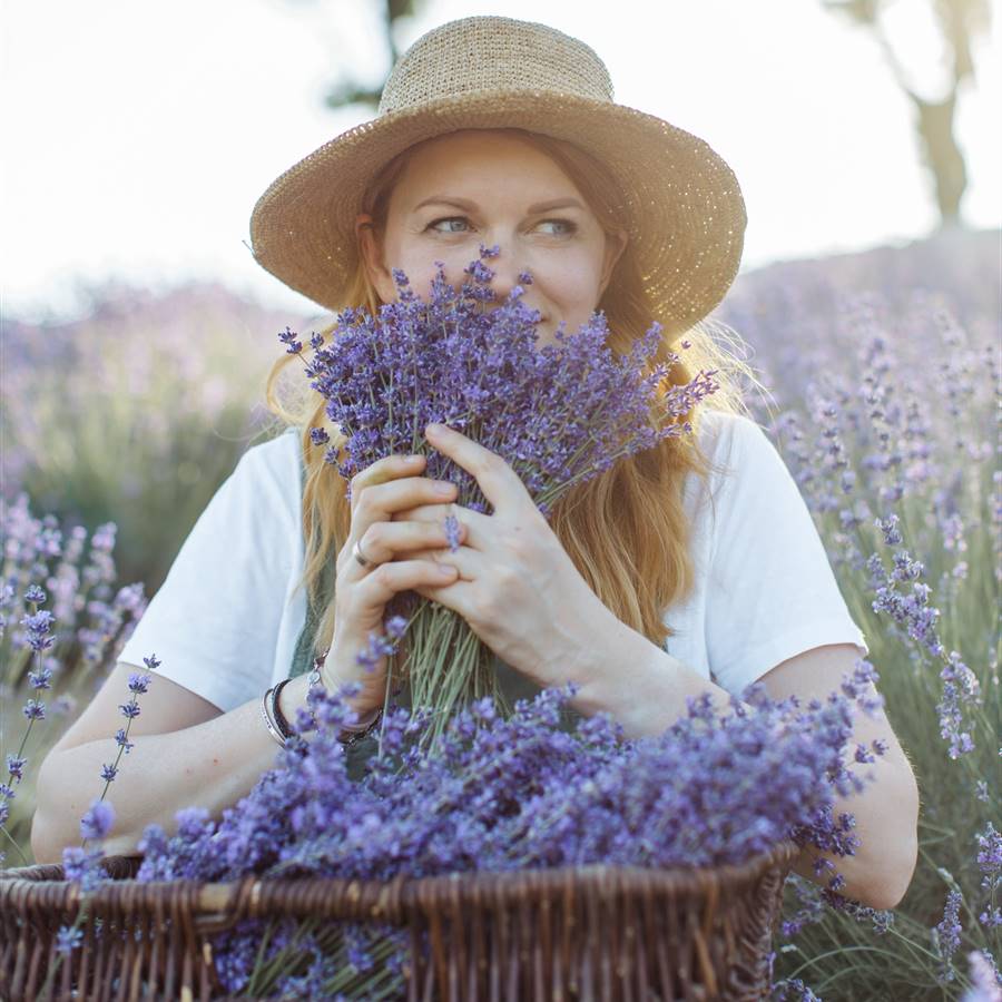 Mujer oliendo lavanda