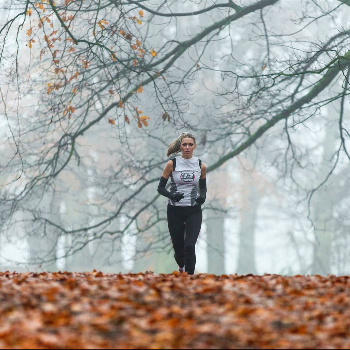 Mujer corriendo a primera hora de la mañana