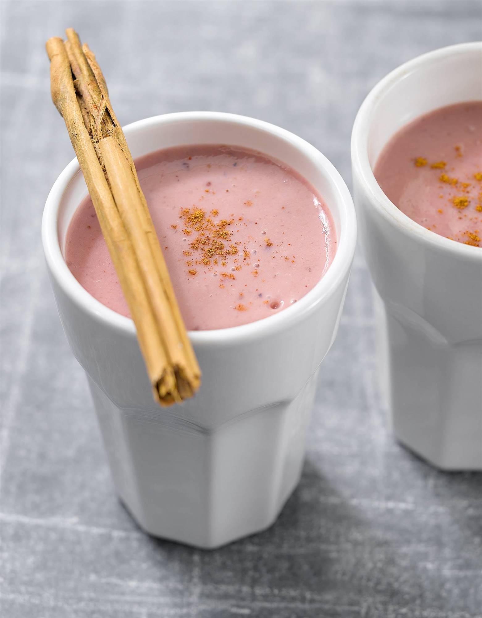Batido de fresa y plátano con arándanos. Zumos de frutas