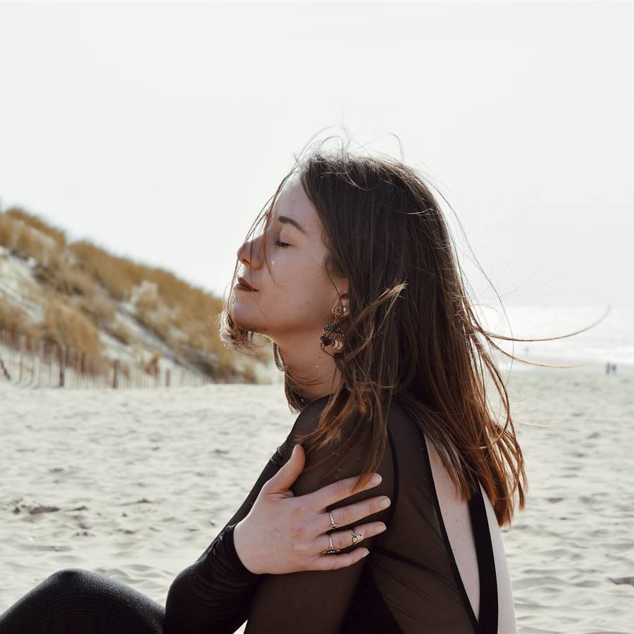 Mujer respirando en la playa